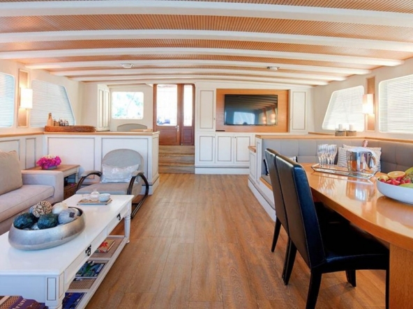 Ege ve Akdeniz’in saklı koylarında 5 kabinli Cobra King Gulet ile özel ve lüks bir mavi tur deneyimi. Profesyonel 6 kişilik mürettebat eşliğinde unutulmaz bir deniz tatili.