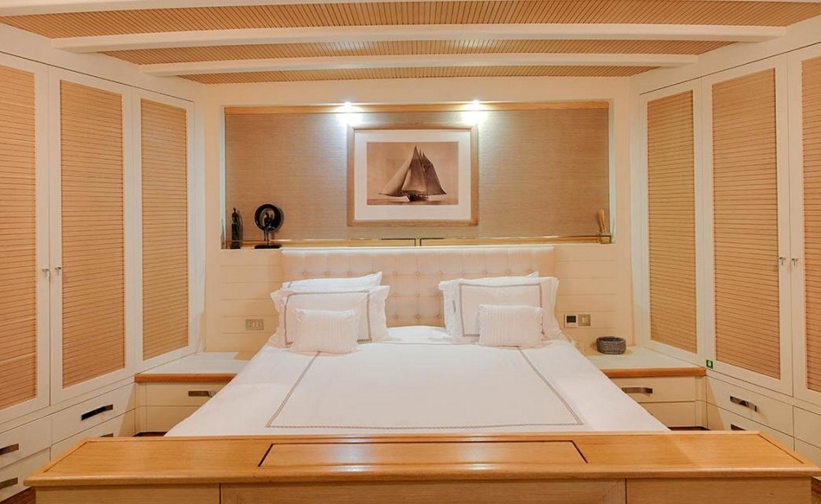 Ege ve Akdeniz’in saklı koylarında 5 kabinli Cobra King Gulet ile özel ve lüks bir mavi tur deneyimi. Profesyonel 6 kişilik mürettebat eşliğinde unutulmaz bir deniz tatili.