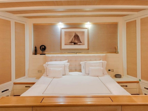 Ege ve Akdeniz’in saklı koylarında 5 kabinli Cobra King Gulet ile özel ve lüks bir mavi tur deneyimi. Profesyonel 6 kişilik mürettebat eşliğinde unutulmaz bir deniz tatili.