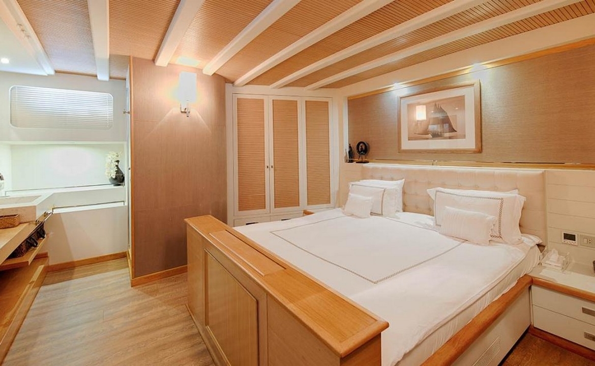 Ege ve Akdeniz’in saklı koylarında 5 kabinli Cobra King Gulet ile özel ve lüks bir mavi tur deneyimi. Profesyonel 6 kişilik mürettebat eşliğinde unutulmaz bir deniz tatili.