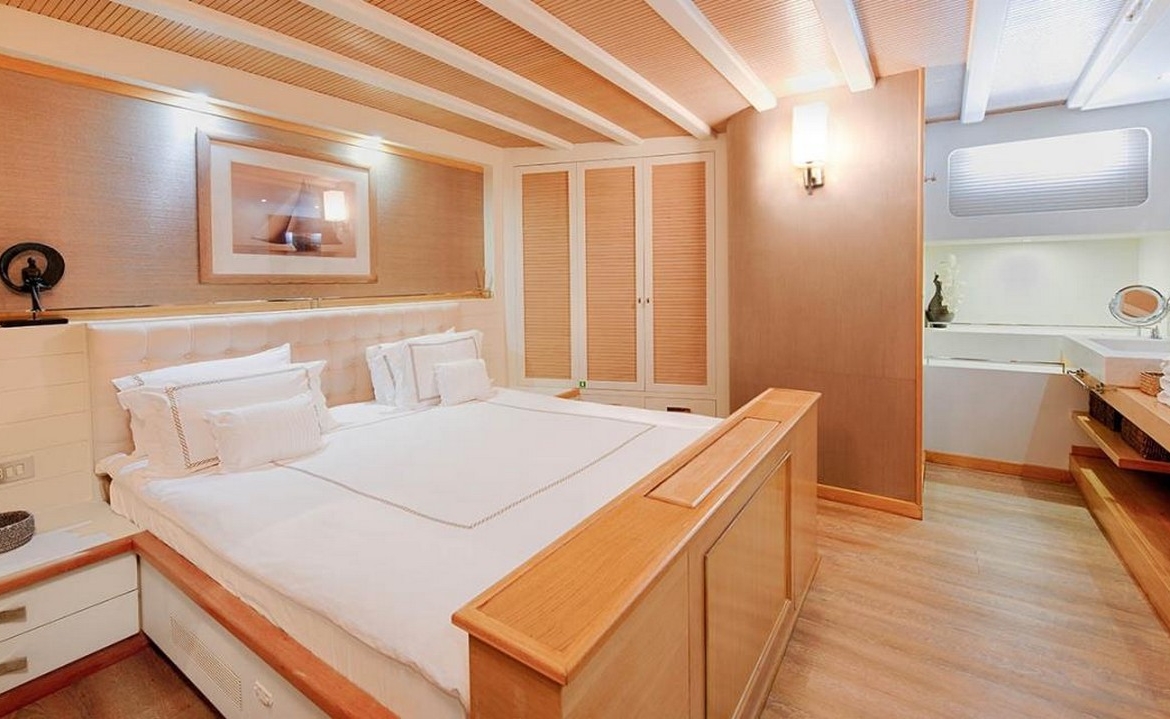 Ege ve Akdeniz’in saklı koylarında 5 kabinli Cobra King Gulet ile özel ve lüks bir mavi tur deneyimi. Profesyonel 6 kişilik mürettebat eşliğinde unutulmaz bir deniz tatili.