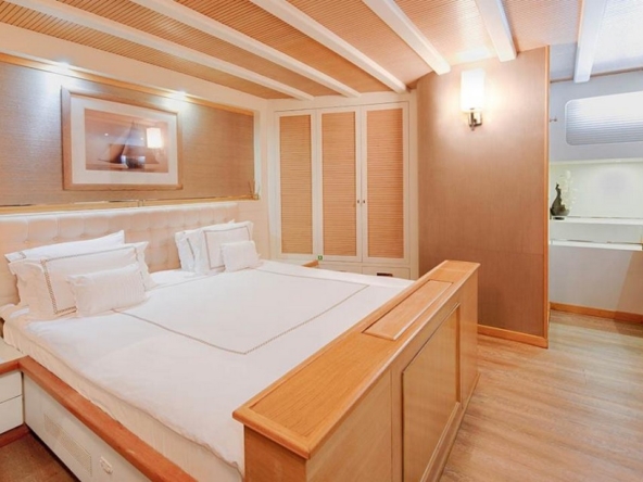 Ege ve Akdeniz’in saklı koylarında 5 kabinli Cobra King Gulet ile özel ve lüks bir mavi tur deneyimi. Profesyonel 6 kişilik mürettebat eşliğinde unutulmaz bir deniz tatili.