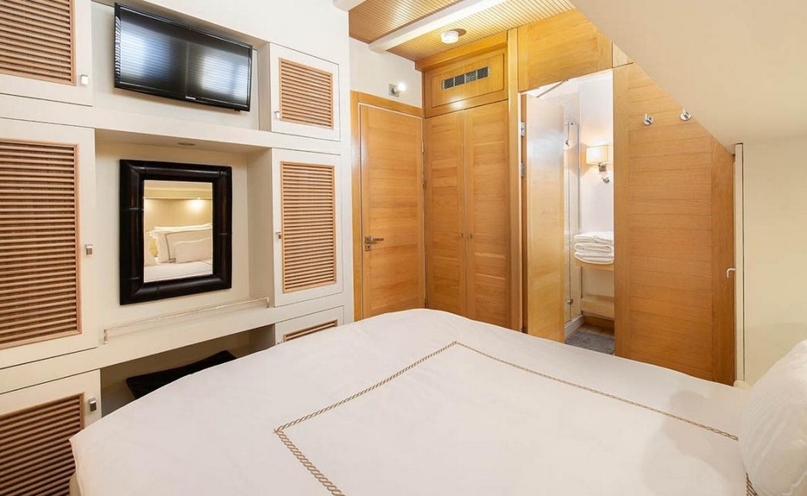 Ege ve Akdeniz’in saklı koylarında 5 kabinli Cobra King Gulet ile özel ve lüks bir mavi tur deneyimi. Profesyonel 6 kişilik mürettebat eşliğinde unutulmaz bir deniz tatili.