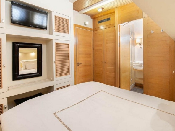 Ege ve Akdeniz’in saklı koylarında 5 kabinli Cobra King Gulet ile özel ve lüks bir mavi tur deneyimi. Profesyonel 6 kişilik mürettebat eşliğinde unutulmaz bir deniz tatili.