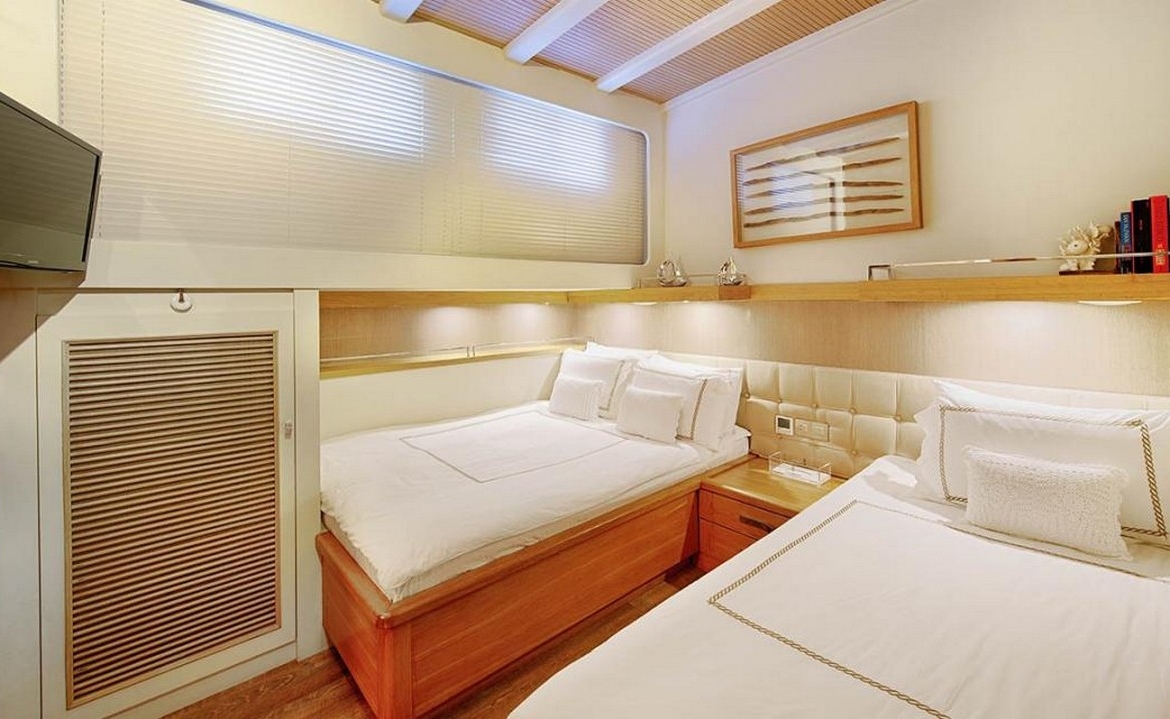 Ege ve Akdeniz’in saklı koylarında 5 kabinli Cobra King Gulet ile özel ve lüks bir mavi tur deneyimi. Profesyonel 6 kişilik mürettebat eşliğinde unutulmaz bir deniz tatili.