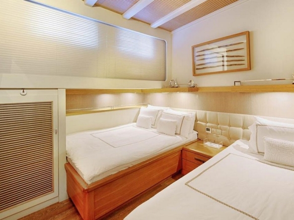 Ege ve Akdeniz’in saklı koylarında 5 kabinli Cobra King Gulet ile özel ve lüks bir mavi tur deneyimi. Profesyonel 6 kişilik mürettebat eşliğinde unutulmaz bir deniz tatili.