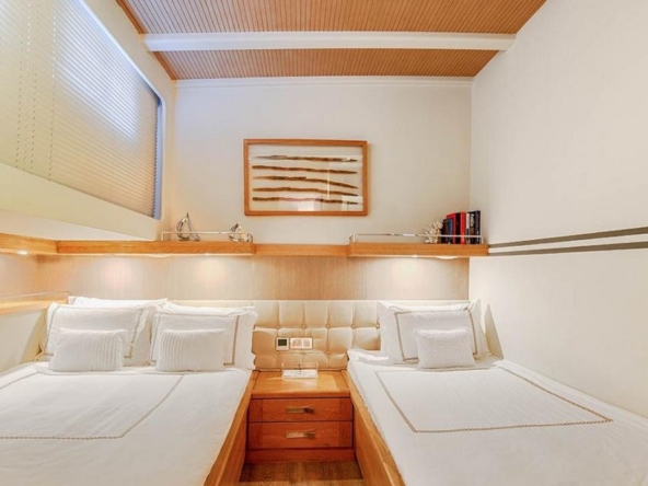 Ege ve Akdeniz’in saklı koylarında 5 kabinli Cobra King Gulet ile özel ve lüks bir mavi tur deneyimi. Profesyonel 6 kişilik mürettebat eşliğinde unutulmaz bir deniz tatili.