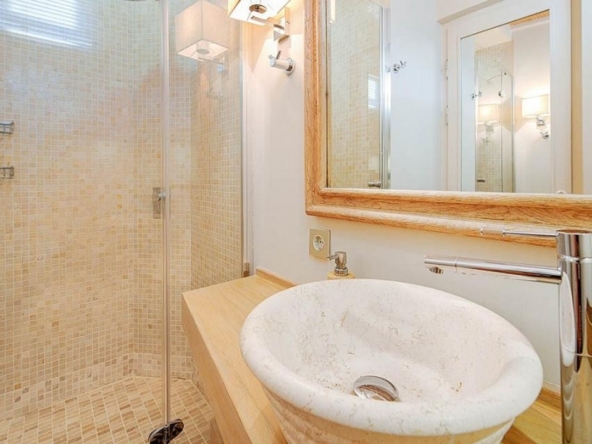 Ege ve Akdeniz’in saklı koylarında 5 kabinli Cobra King Gulet ile özel ve lüks bir mavi tur deneyimi. Profesyonel 6 kişilik mürettebat eşliğinde unutulmaz bir deniz tatili.