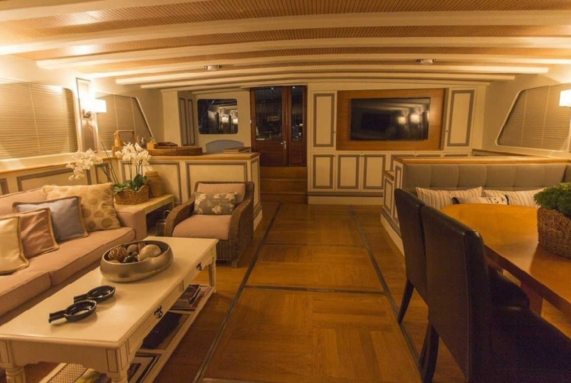 Ege ve Akdeniz’in saklı koylarında 5 kabinli Cobra King Gulet ile özel ve lüks bir mavi tur deneyimi. Profesyonel 6 kişilik mürettebat eşliğinde unutulmaz bir deniz tatili.