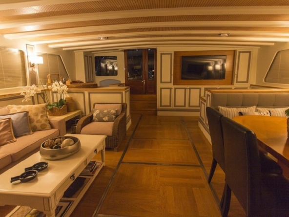 Ege ve Akdeniz’in saklı koylarında 5 kabinli Cobra King Gulet ile özel ve lüks bir mavi tur deneyimi. Profesyonel 6 kişilik mürettebat eşliğinde unutulmaz bir deniz tatili.