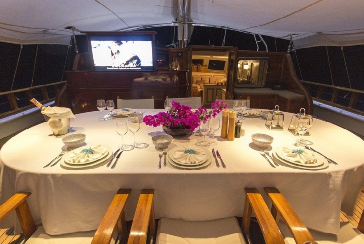 Ege ve Akdeniz’in saklı koylarında 5 kabinli Cobra King Gulet ile özel ve lüks bir mavi tur deneyimi. Profesyonel 6 kişilik mürettebat eşliğinde unutulmaz bir deniz tatili.