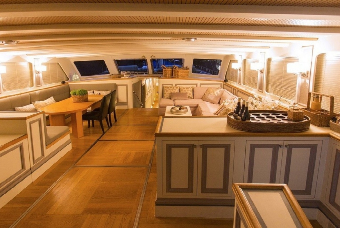 Ege ve Akdeniz’in saklı koylarında 5 kabinli Cobra King Gulet ile özel ve lüks bir mavi tur deneyimi. Profesyonel 6 kişilik mürettebat eşliğinde unutulmaz bir deniz tatili.