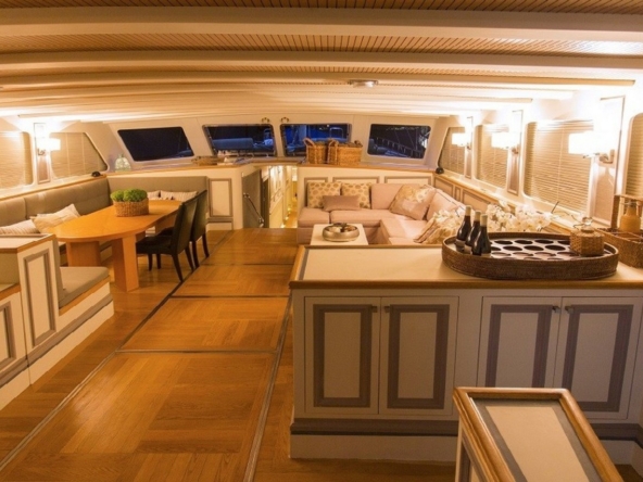 Ege ve Akdeniz’in saklı koylarında 5 kabinli Cobra King Gulet ile özel ve lüks bir mavi tur deneyimi. Profesyonel 6 kişilik mürettebat eşliğinde unutulmaz bir deniz tatili.