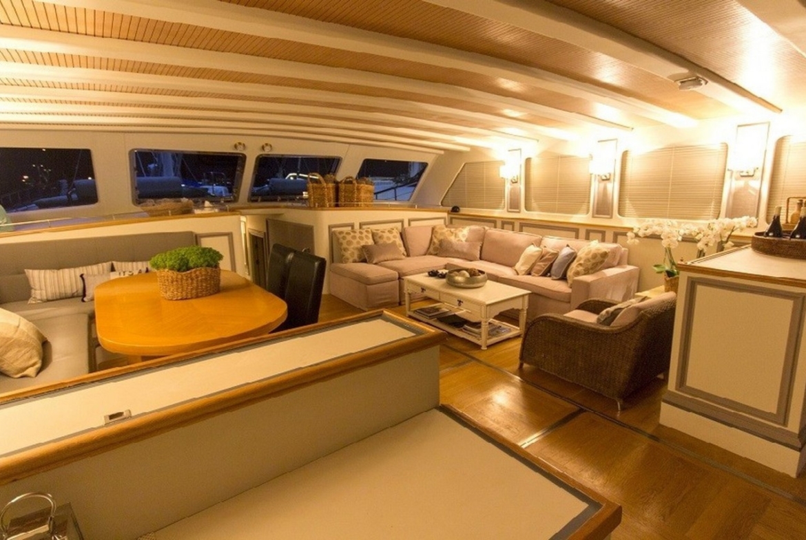 Ege ve Akdeniz’in saklı koylarında 5 kabinli Cobra King Gulet ile özel ve lüks bir mavi tur deneyimi. Profesyonel 6 kişilik mürettebat eşliğinde unutulmaz bir deniz tatili.