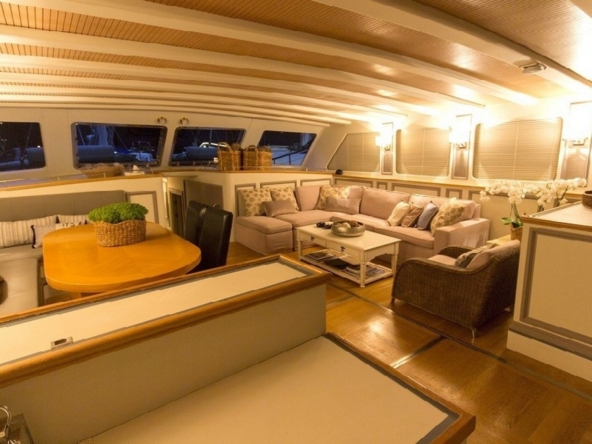 Ege ve Akdeniz’in saklı koylarında 5 kabinli Cobra King Gulet ile özel ve lüks bir mavi tur deneyimi. Profesyonel 6 kişilik mürettebat eşliğinde unutulmaz bir deniz tatili.