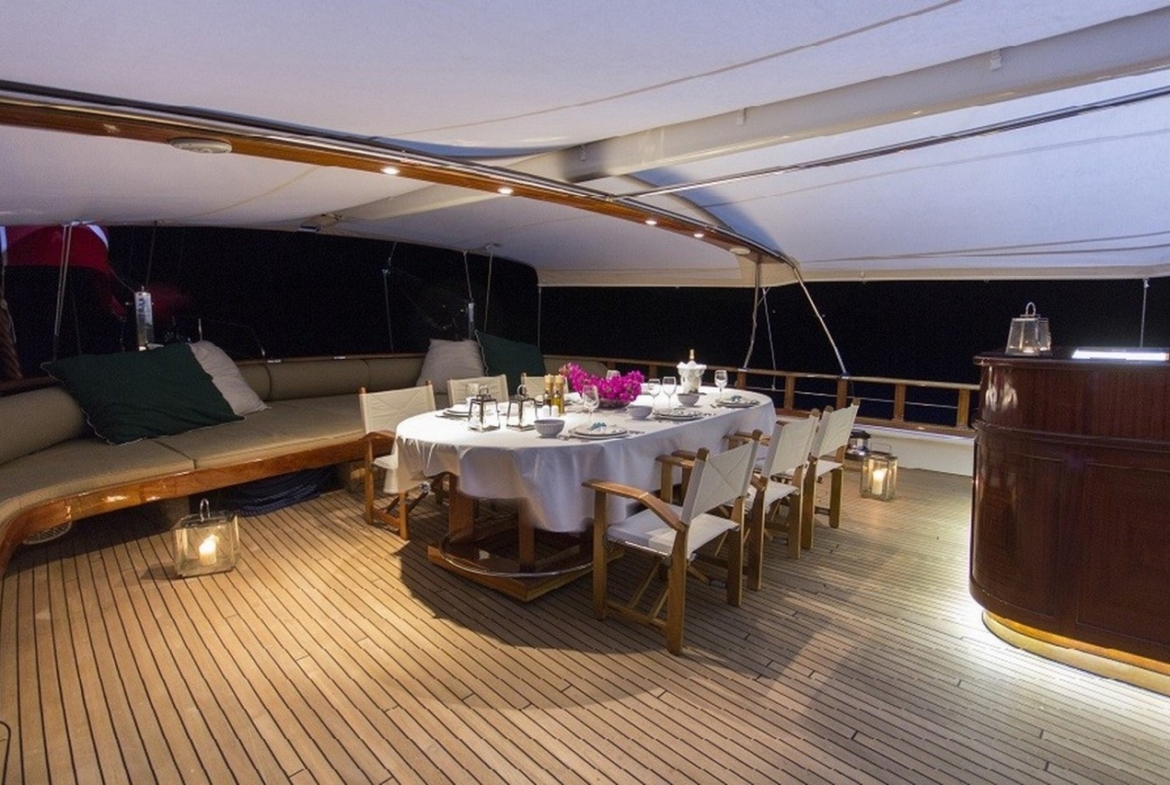 Ege ve Akdeniz’in saklı koylarında 5 kabinli Cobra King Gulet ile özel ve lüks bir mavi tur deneyimi. Profesyonel 6 kişilik mürettebat eşliğinde unutulmaz bir deniz tatili.