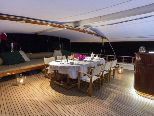 Ege ve Akdeniz’in saklı koylarında 5 kabinli Cobra King Gulet ile özel ve lüks bir mavi tur deneyimi. Profesyonel 6 kişilik mürettebat eşliğinde unutulmaz bir deniz tatili.