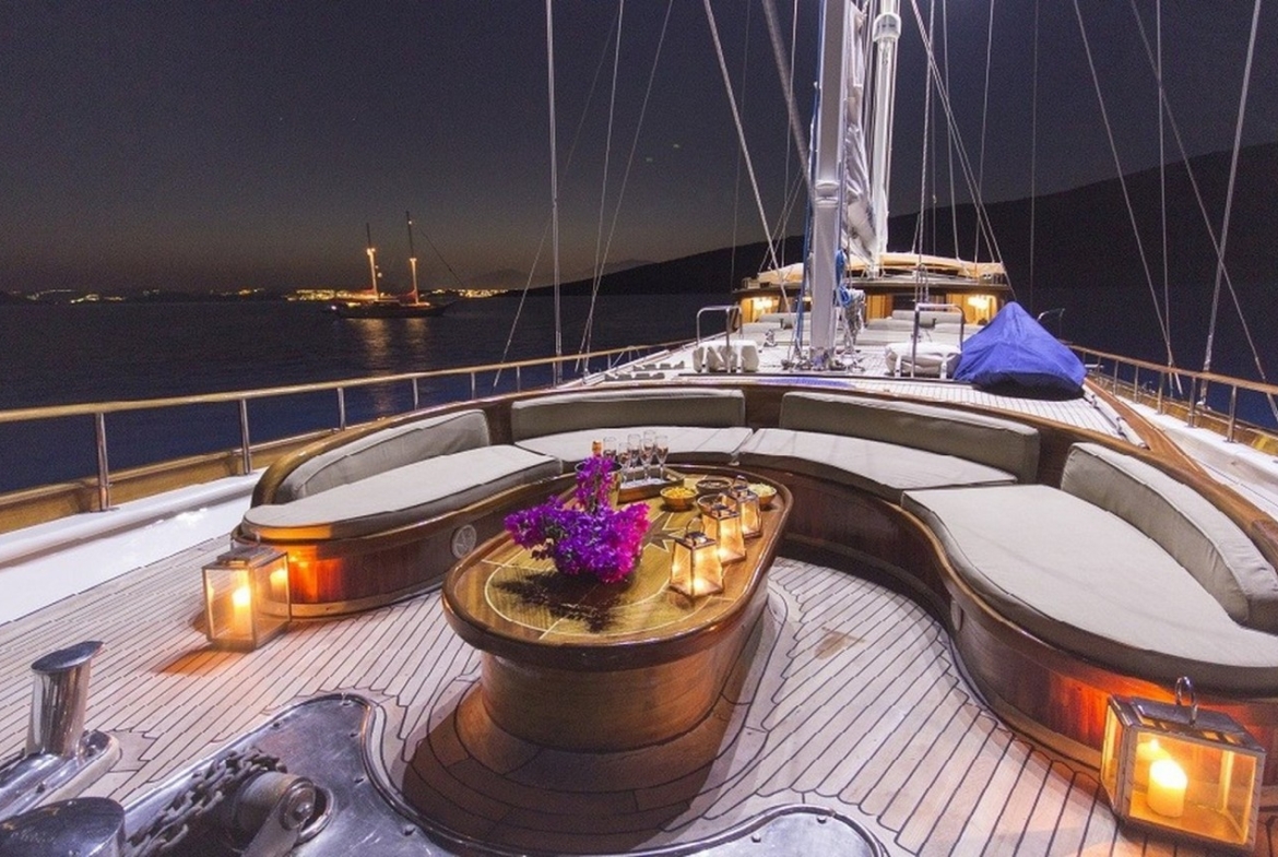 Ege ve Akdeniz’in saklı koylarında 5 kabinli Cobra King Gulet ile özel ve lüks bir mavi tur deneyimi. Profesyonel 6 kişilik mürettebat eşliğinde unutulmaz bir deniz tatili.