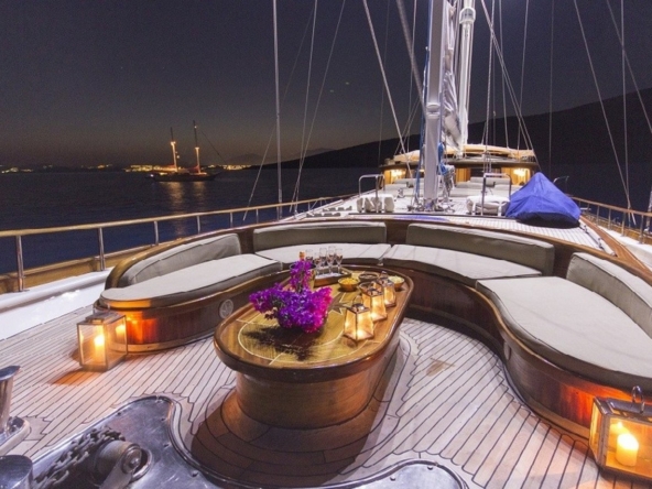 Ege ve Akdeniz’in saklı koylarında 5 kabinli Cobra King Gulet ile özel ve lüks bir mavi tur deneyimi. Profesyonel 6 kişilik mürettebat eşliğinde unutulmaz bir deniz tatili.