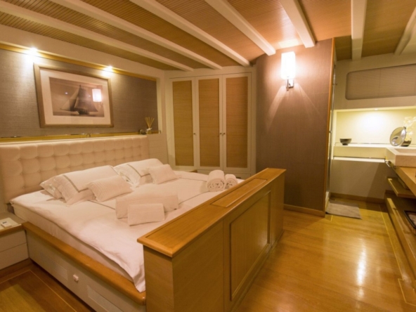 Ege ve Akdeniz’in saklı koylarında 5 kabinli Cobra King Gulet ile özel ve lüks bir mavi tur deneyimi. Profesyonel 6 kişilik mürettebat eşliğinde unutulmaz bir deniz tatili.