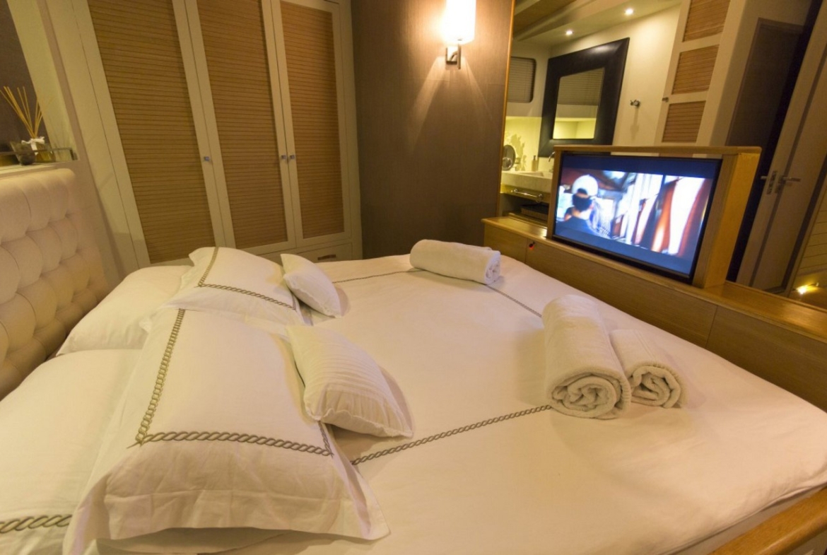 Ege ve Akdeniz’in saklı koylarında 5 kabinli Cobra King Gulet ile özel ve lüks bir mavi tur deneyimi. Profesyonel 6 kişilik mürettebat eşliğinde unutulmaz bir deniz tatili.