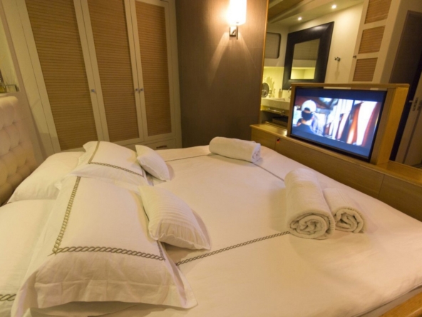 Ege ve Akdeniz’in saklı koylarında 5 kabinli Cobra King Gulet ile özel ve lüks bir mavi tur deneyimi. Profesyonel 6 kişilik mürettebat eşliğinde unutulmaz bir deniz tatili.