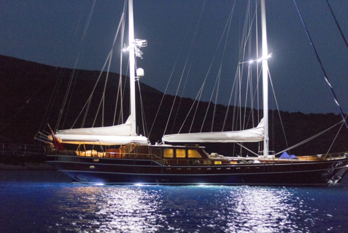 Ege ve Akdeniz’in saklı koylarında 5 kabinli Cobra King Gulet ile özel ve lüks bir mavi tur deneyimi. Profesyonel 6 kişilik mürettebat eşliğinde unutulmaz bir deniz tatili.