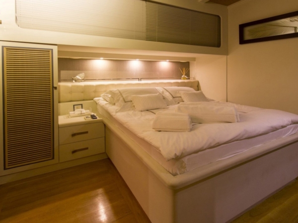 Ege ve Akdeniz’in saklı koylarında 5 kabinli Cobra King Gulet ile özel ve lüks bir mavi tur deneyimi. Profesyonel 6 kişilik mürettebat eşliğinde unutulmaz bir deniz tatili.