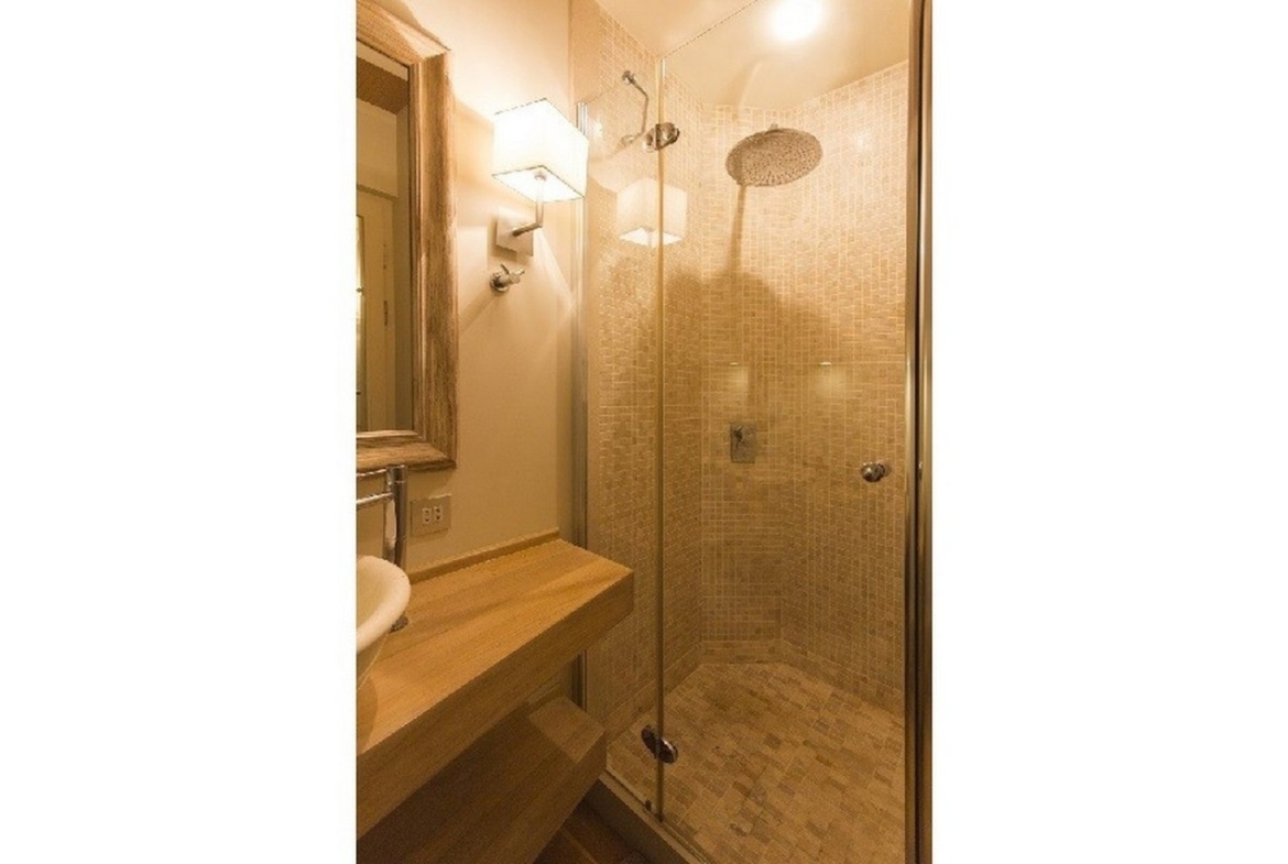 Ege ve Akdeniz’in saklı koylarında 5 kabinli Cobra King Gulet ile özel ve lüks bir mavi tur deneyimi. Profesyonel 6 kişilik mürettebat eşliğinde unutulmaz bir deniz tatili.