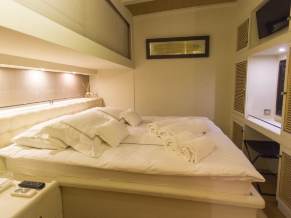 Ege ve Akdeniz’in saklı koylarında 5 kabinli Cobra King Gulet ile özel ve lüks bir mavi tur deneyimi. Profesyonel 6 kişilik mürettebat eşliğinde unutulmaz bir deniz tatili.