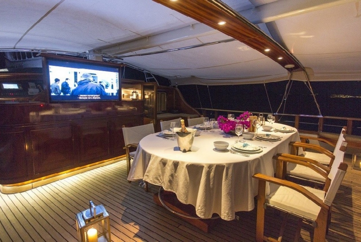 Ege ve Akdeniz’in saklı koylarında 5 kabinli Cobra King Gulet ile özel ve lüks bir mavi tur deneyimi. Profesyonel 6 kişilik mürettebat eşliğinde unutulmaz bir deniz tatili.