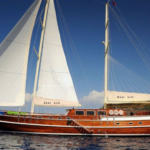 Dear Lila Gulet ile Fethiye ve Göcek’in saklı koylarında unutulmaz bir mavi yolculuk. 6 kabin, 14 kişilik kapasite ve profesyonel mürettebat ile lüks tatil deneyimi.