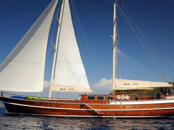 Dear Lila Gulet ile Fethiye ve Göcek’in saklı koylarında unutulmaz bir mavi yolculuk. 6 kabin, 14 kişilik kapasite ve profesyonel mürettebat ile lüks tatil deneyimi.