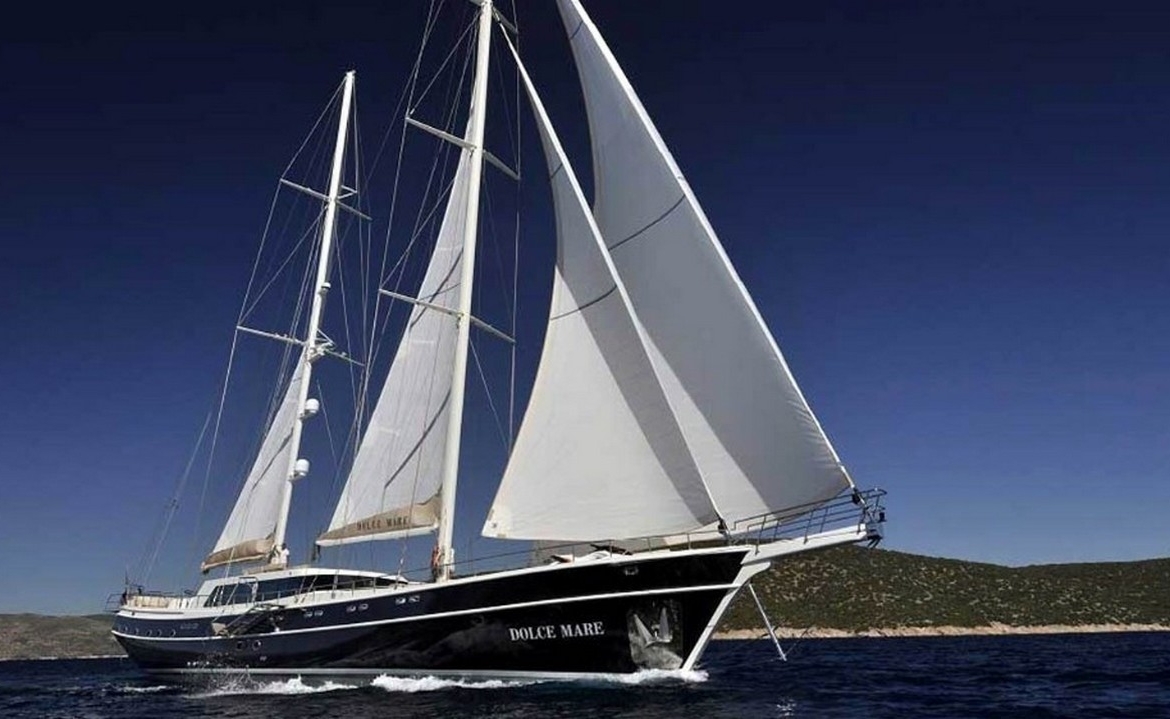 Bodrum çıkışlı 36 metrelik Dolce Mare Gulet, en-suite kabinler, jakuzili master kabinler, geniş güverte alanları ve profesyonel mürettebat ile eksiksiz bir mavi yolculuk sunuyor.