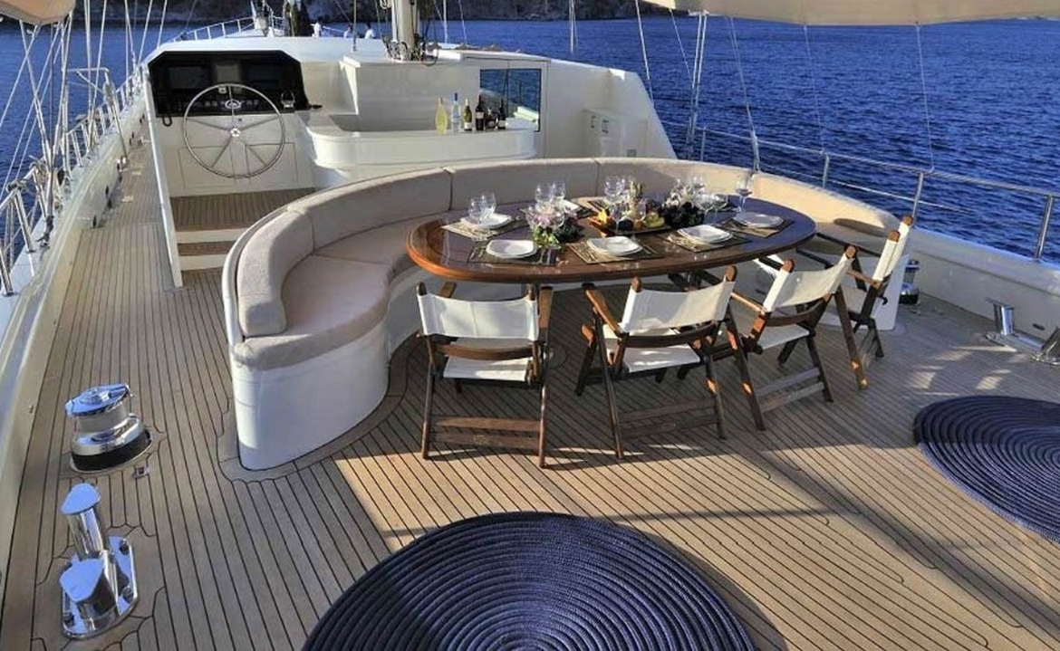 Bodrum çıkışlı 36 metrelik Dolce Mare Gulet, en-suite kabinler, jakuzili master kabinler, geniş güverte alanları ve profesyonel mürettebat ile eksiksiz bir mavi yolculuk sunuyor.