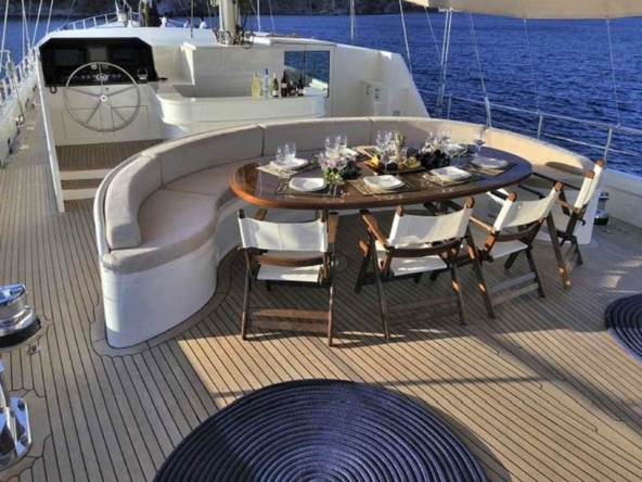 Bodrum çıkışlı 36 metrelik Dolce Mare Gulet, en-suite kabinler, jakuzili master kabinler, geniş güverte alanları ve profesyonel mürettebat ile eksiksiz bir mavi yolculuk sunuyor.