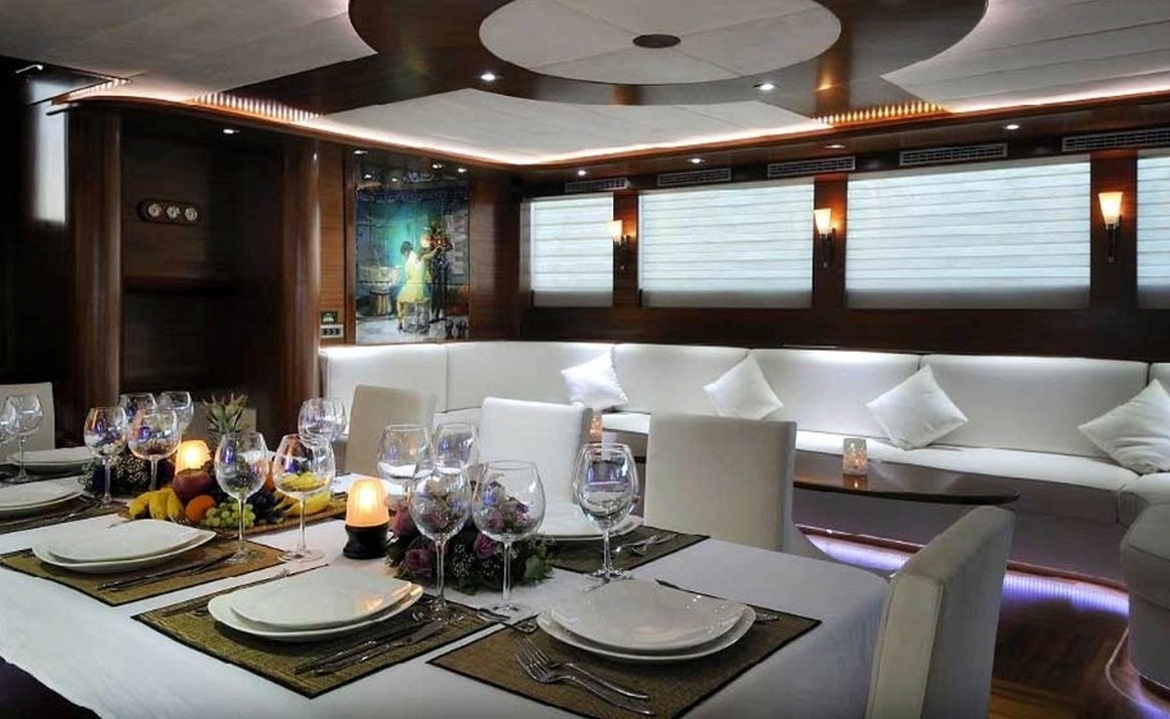 Bodrum çıkışlı 36 metrelik Dolce Mare Gulet, en-suite kabinler, jakuzili master kabinler, geniş güverte alanları ve profesyonel mürettebat ile eksiksiz bir mavi yolculuk sunuyor.