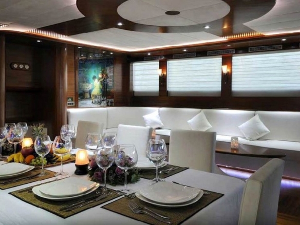 Bodrum çıkışlı 36 metrelik Dolce Mare Gulet, en-suite kabinler, jakuzili master kabinler, geniş güverte alanları ve profesyonel mürettebat ile eksiksiz bir mavi yolculuk sunuyor.