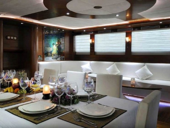 Bodrum çıkışlı 36 metrelik Dolce Mare Gulet, en-suite kabinler, jakuzili master kabinler, geniş güverte alanları ve profesyonel mürettebat ile eksiksiz bir mavi yolculuk sunuyor.