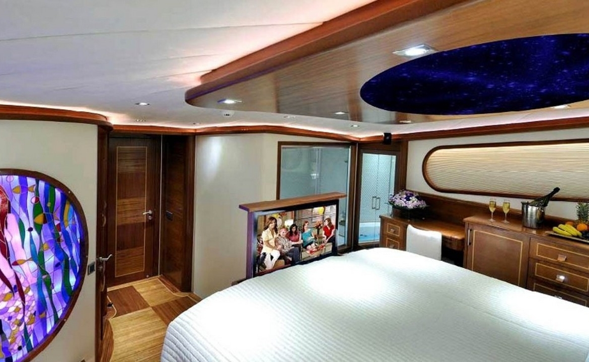 Bodrum çıkışlı 36 metrelik Dolce Mare Gulet, en-suite kabinler, jakuzili master kabinler, geniş güverte alanları ve profesyonel mürettebat ile eksiksiz bir mavi yolculuk sunuyor.