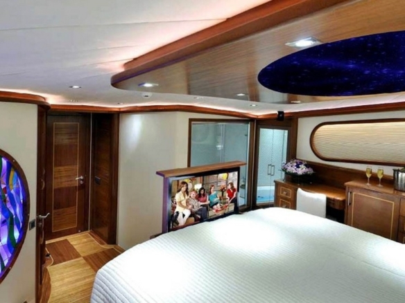Bodrum çıkışlı 36 metrelik Dolce Mare Gulet, en-suite kabinler, jakuzili master kabinler, geniş güverte alanları ve profesyonel mürettebat ile eksiksiz bir mavi yolculuk sunuyor.