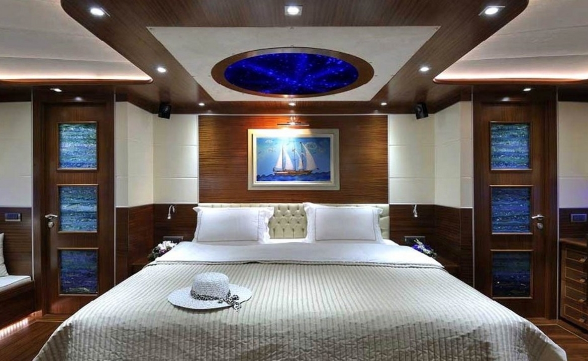 Bodrum çıkışlı 36 metrelik Dolce Mare Gulet, en-suite kabinler, jakuzili master kabinler, geniş güverte alanları ve profesyonel mürettebat ile eksiksiz bir mavi yolculuk sunuyor.