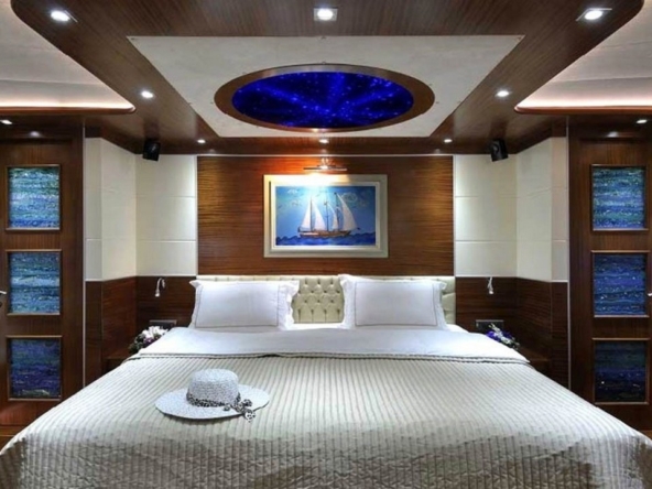 Bodrum çıkışlı 36 metrelik Dolce Mare Gulet, en-suite kabinler, jakuzili master kabinler, geniş güverte alanları ve profesyonel mürettebat ile eksiksiz bir mavi yolculuk sunuyor.
