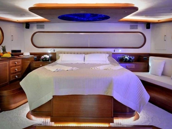 Bodrum çıkışlı 36 metrelik Dolce Mare Gulet, en-suite kabinler, jakuzili master kabinler, geniş güverte alanları ve profesyonel mürettebat ile eksiksiz bir mavi yolculuk sunuyor.