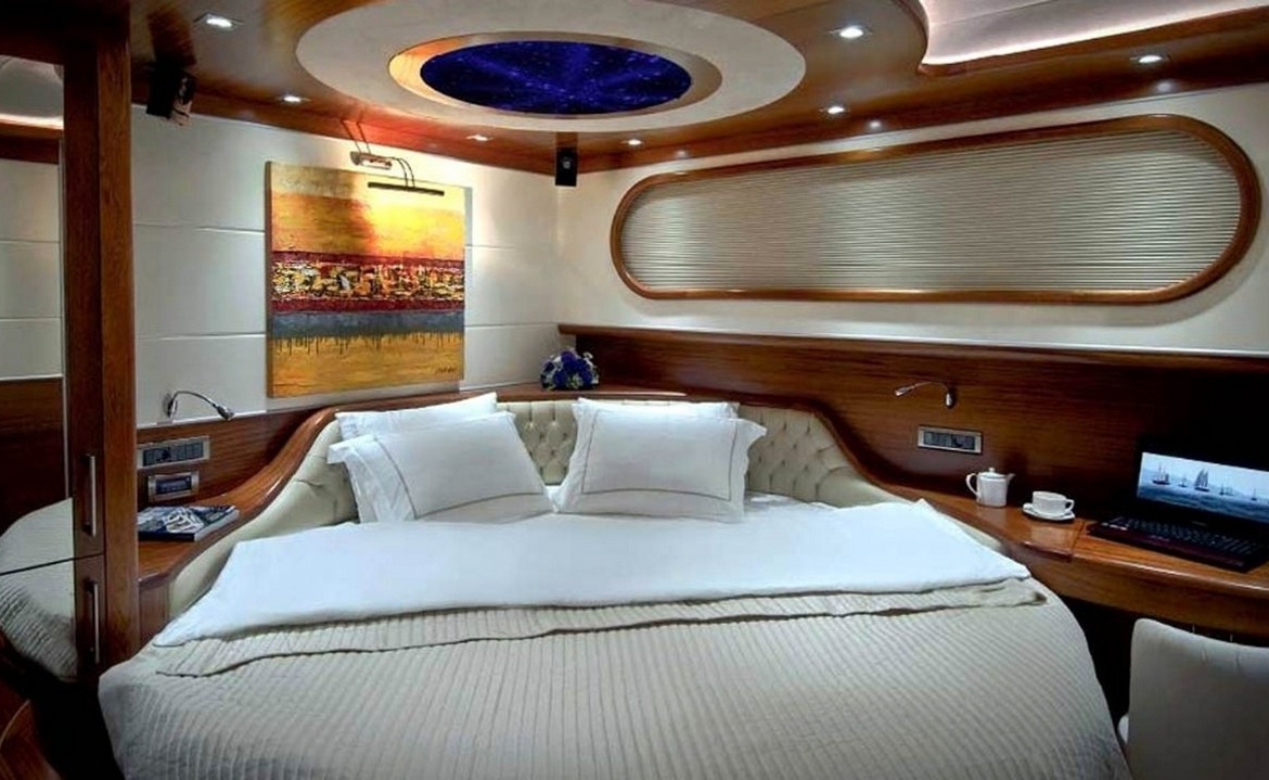 Bodrum çıkışlı 36 metrelik Dolce Mare Gulet, en-suite kabinler, jakuzili master kabinler, geniş güverte alanları ve profesyonel mürettebat ile eksiksiz bir mavi yolculuk sunuyor.