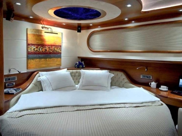 Bodrum çıkışlı 36 metrelik Dolce Mare Gulet, en-suite kabinler, jakuzili master kabinler, geniş güverte alanları ve profesyonel mürettebat ile eksiksiz bir mavi yolculuk sunuyor.