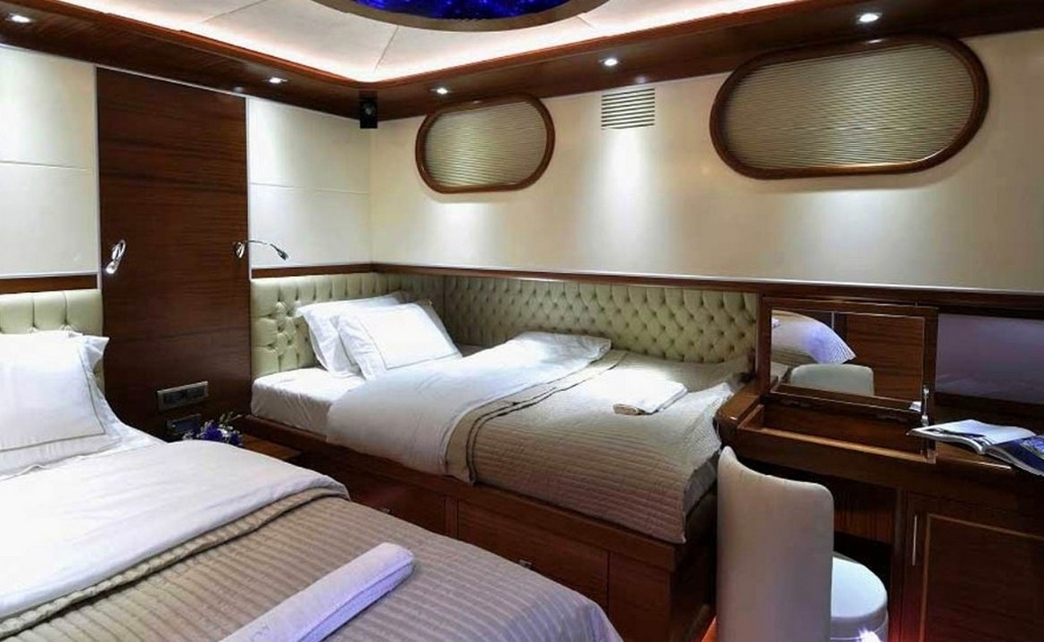 Bodrum çıkışlı 36 metrelik Dolce Mare Gulet, en-suite kabinler, jakuzili master kabinler, geniş güverte alanları ve profesyonel mürettebat ile eksiksiz bir mavi yolculuk sunuyor.