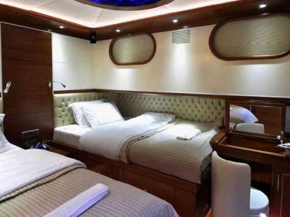 Bodrum çıkışlı 36 metrelik Dolce Mare Gulet, en-suite kabinler, jakuzili master kabinler, geniş güverte alanları ve profesyonel mürettebat ile eksiksiz bir mavi yolculuk sunuyor.