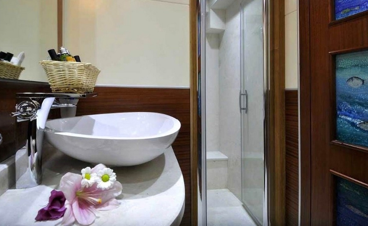 Bodrum çıkışlı 36 metrelik Dolce Mare Gulet, en-suite kabinler, jakuzili master kabinler, geniş güverte alanları ve profesyonel mürettebat ile eksiksiz bir mavi yolculuk sunuyor.