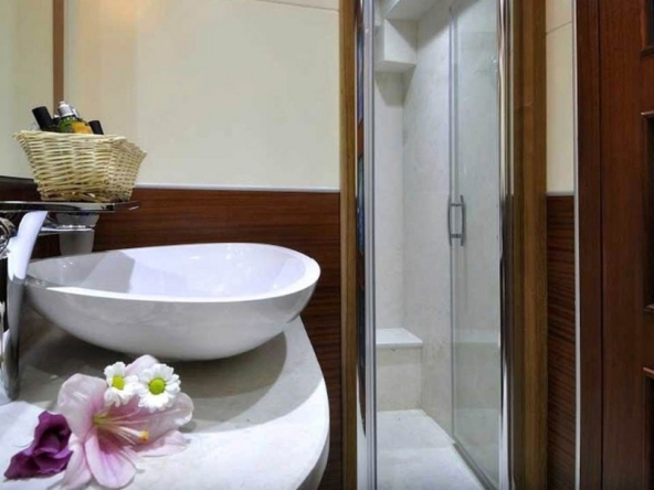 Bodrum çıkışlı 36 metrelik Dolce Mare Gulet, en-suite kabinler, jakuzili master kabinler, geniş güverte alanları ve profesyonel mürettebat ile eksiksiz bir mavi yolculuk sunuyor.